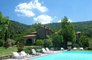  Rå mustensmure, rustikke toscanske møbler, toscanas grønne bakker - bo i middelalderligt bondehus bygget af sten, i Cortona. Huset har en høj beliggenhed så I har en skøn panoramaudsigt over Ch ...