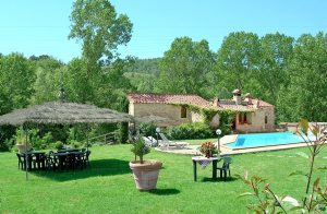  Gammel landejendom af sten bestående af en gammel og en ny mølle. Den gamle mølle er fra det 12. århundrede og er blevet bygget om til 2 store, uafhængige lejligheder med separate indgange. Fra  ...