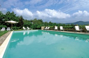  Her er 6 flotte lejligheder i et dejligt bondehus. På bedriften fremstilles fremragende vine, som gæsterne på stedet kan prøvesmage og købe. Fælles pool til alle 12 ferielejligheder. Barneseng  ...