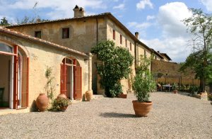  Del af et stenhus i et antikt, nyligt renoveret bygningskompleks (se også ITC541) i smukke omgivelser i udkanten af den lille by Lucignano, på Chiantos bakker mellem San Casciano Val di Pesa og Mon ...