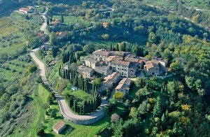  Imponerende, middelalderlandsby i hjertet af Chiantibjergene, midt i det skønne landskab med olivenlunde, vinbjerge og skove. Boligerne ITC161-162-163-164-165 og den typisk toskanske restaurant ligg ...