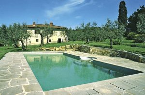  Dejligt, karakteristisk landhus, der er blevet nænsomt og smagfuldt renoveret, beliggende bjergene i Chianti over Arnodalen. Rolig beliggenhed med dejlig udsigt i grønne omgivelser. Huset er omgive ...