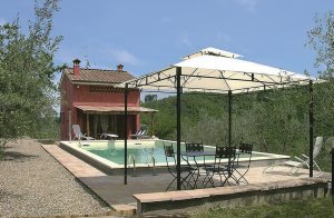  Roligt beliggende, lyst indrettet feriehus, blandt oliventræer i bakkerne af Valdarno. Smuk udsigt ud over vinmarker og den lille landsby Mercatale. Huset, en nyrenoveret lade, befinder sig på en s ...