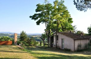 Charmerende feriekompleks i landlige omgivelser. Boligerne består af et tidligere landejendom: selve hovedhuset og en tidligere stald med lejligheden (ITC829) og to fritstående sidebygninger (ITC52 ...