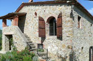  Dette gamle stenbondehus ligger mellem de grønne bakker i Chianti og Arno-dalen i et fredeligt område. Gæsterne kan benytte den store, solrige tagterrasse. Huset er omgivet af en stor privat grund ...