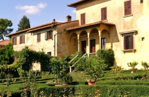  Historisk villa blandt århundrede gamle træer i smuk park. Huset med den flotte italienske have ligger i begyndelsen af landsbyen Lucignano. Huset er delt i to afdelinger, hvor den ene består af 4 ...