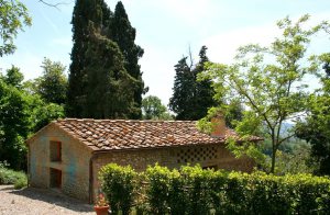  Fritstående forhenværende lade i et kompleks med landhuse af natursten, som for nyligt er renoverede og nås ad en skøn vej. Huset ligger i Chiantibakkerne mellem San Casciano Val di Pesa og Monte ...