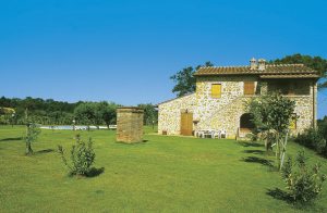  Renoveret bondehus i Chianti Classico-området, der er blevet opdelt i 4 lejligheder. Huset ligger ca. 300 m fra en jernbanelinie. På forespørgsel, kan der stilles 3 mountainbikes gratis til rådig ...