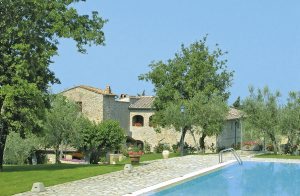  Skøn gammel toscansk villa der ligger i Chianti-bjergene, omgivet af skove, vinmarker og olivenlunde. Huset er blevet omhyggeligt renoveret og er nu omdannet til 6 hyggelige lejligheder til fra 2 ti ...