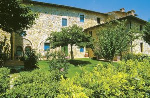  Indbydende og karakteristisk lejlighed, der blev bygget under renoveringen af et kloster. Den ligger i smukke bakker i Chianti, der er fyldt med olivenlunde og vinmarker. Skøn udsigt over landskabet ...