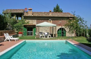  Dette hyggelige landhus er en tidligere stald, der er blevet ombygget. Det er det ideele sted, at nyde de varme sommerdage, eller de friske efterårsaftener. Ejendommen ligger i et af de smukkeste om ...