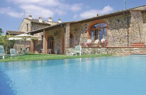  Renoveret landhus beliggende i de grønne bjerge i det skønne vinområde Chianti Classico. På grund af den dejlige beliggenhed er de vigtigste seværdigheder som vingårde og lokalsamfundet i Chian ...