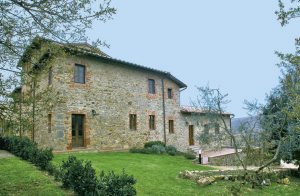  Uafhængig lejlighed i en fuldstændig renoveret bondegård med i alt 4 lejligheder i de grønne bakker i Chianti. Flot udsigt over landet og de omliggende skove. Rolig belligenhed. Privat grund med  ...