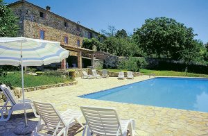  Tre selvstændige boliger på ejendommen Lilliano, der ligger i nærheden af Castillina in Chianti. Roligt beliggende med udsigt til vingårdene og Chiantis bløde bakker. Husene ITC800 og ITC801 har ...