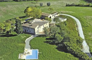  Dette pragtfulde landhus er en del af godset Lilliano, der har en fantastisk beliggenhed i de smukke bjerge i Chiantiområdet. Der er en fantastisk udsigt over det smukke landskab med vinmarker og ol ...