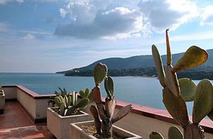  Eksklusiv lejlighed i et anlæg med 20 lejligheder med udsigt over havet ved Elba. Tilkørsel i bil forbudt mellem kl. 20 og 24. Husdyr på forespørgsel (betaling). ...