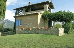  Vagttårn, der er blevet renoveret i 80'erne. Det ligger på øen Elba, som er den største og smukkeste ø i den toscanske øgruppe. Øen har mange små strande og hvide klipper. Huset ligger på no ...