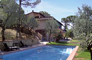  Kønt hus, som er blevet istandsat for nyligt. Herlig panoramabeliggenhed. Ejerne bor på 1. sal. Fælles pool og privat, veludstyret udeområde. ...