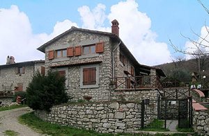  Lille stenhus fordelt på to etager (underetage og stueplan), i rolige omgivelser med have og panoramaudsigt. Soveværelset ligger i underetagen. 400 m uasfalteret tilkørselsvej, som ikke er egnet f ...