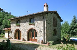  Denne tidligere lade i rolige omgivelser med udsigt over det omkringliggende landskab er blevet omhyggeligt renoveret. Det store indhegnede udeområde med havemøbler lægger op til måltider i det f ...