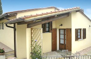  Kønt lille hus med rolig panoramabeliggenhed med udsigt over landskabet. Velholdt indretning. Indhegnet have med havemøbler og grill. ...