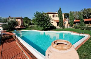  Denne skønne gård i roligt panoramaområde midt i det grønne har udsigt over vinbjerge og olivenlunde og består af to landhuse og en lade. De renoverede lejligheder, hvoraf den ene bebos af ejere ...