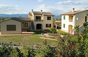  Tiltalende hus, der er delt op i 2 lejligheder i en ejendom med yderligere 2 lejligheder. 5 km fra Vinci, Leonardo da Vincis fødeby. Fælles pool med undervandsmassage. Ridestald 700 m. Fælles grun ...