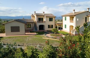  Tiltalende hus, der er delt op i 2 lejligheder i en ejendom med yderligere 2 lejligheder. 5 km fra Vinci, Leonardo da Vincis fødeby. Fælles pool med undervandsmassage. Ridestald 700 m, golf, 7 km,  ...