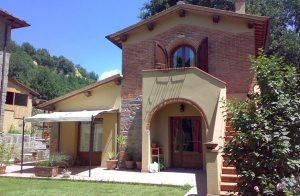  Dette fritliggende hus er resultatet af en renovering af et tidligere lade, der ligger i rolige, tilbagetrukne omgivelser. Huset hører til en lille gruppe fritliggende huse i et skovlandskab med all ...