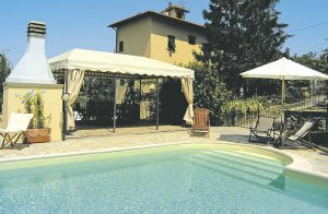  Hus i bakket terræn på et lille landsted, som består af 3 uafhængige huse. I haven er der en swimmingpool med romersk trappe, terrasse med panoramaudsigt, havemøbler og grill. Ikke-brolagt vej ( ...