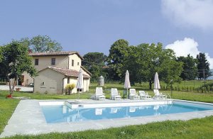  .Typisk bondehus, nænsomt og smagfuldt gennemrenoveret, ligger i roligt bakkelandskab, i omegnen af Borgo San Lorenzo. Huset er omgivet af indhegnet have, med havemøbler, pool, grill og to loggiaer ...
