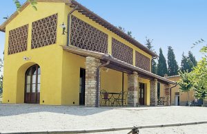  Antik herregård fra det 15. årh. med flere lejligheder, af hvilke nogle ligger i umiddelbar nærhed af herregården. Andre ligger ca. 3 km derfra. Barneseng kan bestilles. Fælles grill. Ligger i 1 ...