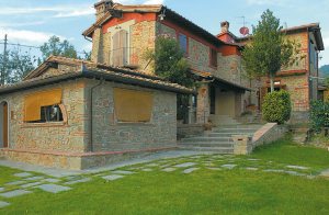  Smukt hus fra det 18. århundrede, som for nylig er blevet grundigt renoveret, beliggende i bakkerne nær Vinci. I hovedbygningen er der tre lejligheder (ejer bor i en af lejlighederne). En fjerde le ...