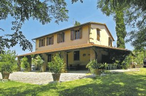  Renoveret bondegård i bakkerne over Arnodalen. Smukt, roligt beliggende med fantastisk udsigt. 2 ha stor grund med græsplæne, havemøbler, swimmingpool. På begge sider af huset er der en stor log ...