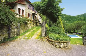  Smukt, komplet renoveret bondehus 'Emma' ved foden af Appeninerbjergene. Udsigt over skoven. 100 m nedenfor løber en vej. Stor grund med velplejede græsplæner og et lille stykke skov, hvor man ogs ...