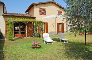  Denne lejlighed var oprindeligt et kornkammer, men det er blevet renoveret og omdannet til bolig. Boligen ligger ved siden af et palæ i det smukke landskab. Villaen har eksisteret siden år 1400 og  ...