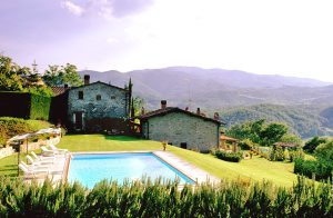  Disse middelalderlige bygninger er fra det 13. århundrede og ligger i La Terrazza dei Frati. Der er en vidunderlig udsigt over dalen på grund af den høje beliggenhed. Komfortabelt indrettet med ga ...