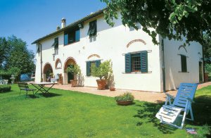  Denne smukke lejlighed ligger på en smuk gård. Oprindeligt var gården et tårn fra det 14. Århundrede, hvor man kunne kigge ud over regionen Empoli. Roligt område. På trods af den omhyggelige r ...