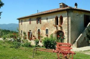  Tre lejligheder, der ligger i en gammel renoveret bondegård. Der er en fantastisk og bred udsigt over Arno-dalen. Lejlighederne ligger i et fredeligt område. Den tilhørende grund er prydet af oliv ...