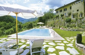  Gammel, renoveret præstegård (300 m2), beliggende i bakkerne, der deler Mugello-dalen og Firenze. Rolige omgivelser. Fint udgangspunkt for at besøge alle de vigtigste turiststeder i området. Stor ...