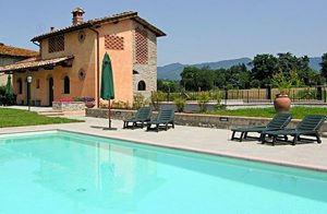  Nænsomt og smagfuldt renoveret tidligere lade med fantastisk beliggenhed i den grønne Mugello-dal, der ligger mellem Borgo San Lorenzo og Scarperia. Huset er omgivet af en smuk indhegnet have, der  ...