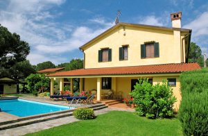  Denne skønne bondegård, der tildligere stald, er blevet renoveret og ombygget til et hyggeligt landhus, der ligger i de smukke grønne bakker i Toscana. Huset har en skøn beliggenhed, hvor de vigt ...