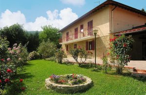  Landligt og højtbeliggende hus i de grønne Mugello bakker nær den lille landsby Villore. Til huset hører en privat, indhegnet have med en stor pavillon, hvor I kan sidde og nyde jeres middag. I h ...