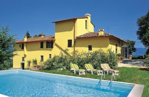  Denne del af en gård, som er blevet omhyggeligt og smagfuldt renoveret, er blevet omdannet til et lille landhus. Det ligger i bakkerne over Arnodalen. Rundt omkring er der olivenlunde, vinmarker, eg ...