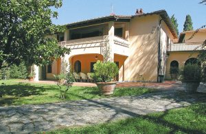  Denne skønne villa er for nyligt blevet renoveret og ligger i området omkring Sieve-dalen. Der er en fantastisk udsigt over det omkringliggende landskab. Villaen ligger i et fredeligt område, på  ...