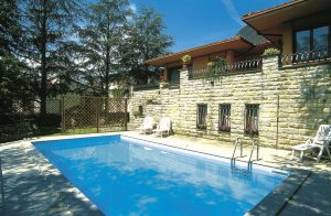  Moderne villa, der ligger i landsbyen Vicchio, som er fødestedet for Giotto og Beato Angelico. Der er en privat, indhegnet og møbleret have med swimmingpool. På grænsen af grunden, ca 30 m fra hu ...