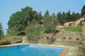  Herligt landhus, der er blevet omhyggeligt og smagfuldt renoveret i de grønne Mugello-bakker i udkanten af den lille by Grezzano (daglivareforretning). Rolige omgivelser. Flot udsigt over landskabet ...