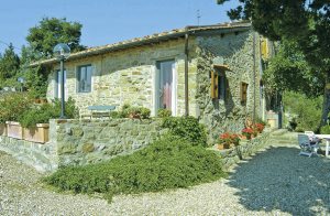  Denne lejlighed er for nyligt blevet renoveret. Lejligheden er en del en gård, hvor ejeren bor. Gæsterne har eget private udendørsområde med fantastisk udsigt over dalen, hvor Arno-floden løber. ...