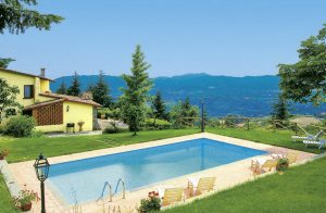  Lille hus i bakkerne, der går fra Mugellodalen og op mod toppen af Appenninerne. Vid udsigt over dalen. Omkring store skove, olivenlunde og græsområder, ideelt til vandreture. På græsplænen run ...