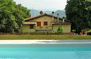  Gammelt hus, der er blevet renoveret. Huset ligger i de grønne skovrige bakker i Toscana. Stedet er ideelt for udflugter til Firenze og andre berømte byer. ...